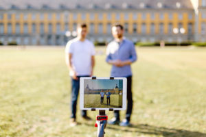 Johannes und Sascha auf der Hofgartenwiese, gefilmt mit einem iPad