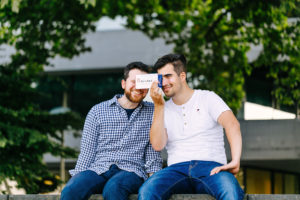 Johannes Mirus und Sascha Foerster schauen in eine VR-Brille